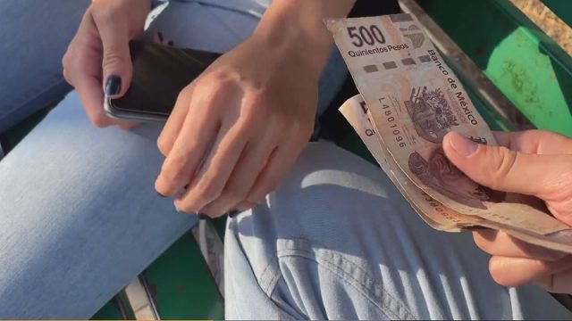 Le ofrece dinero a una mexicana desconocida y ella acepta tener un encuentro con él